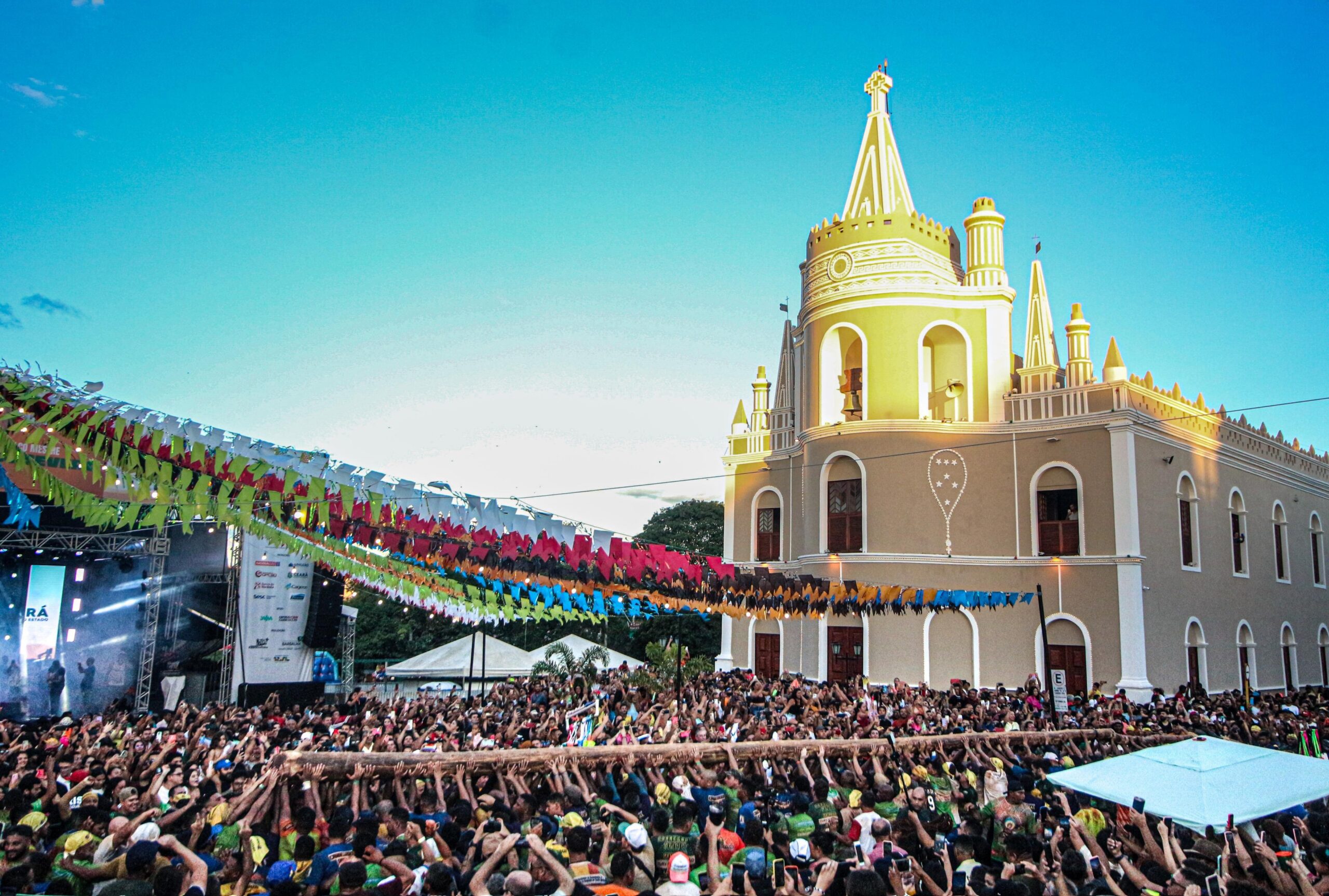 Cortejo cultural, tradição e identidade: o dia do Pau da Bandeira movimenta Barbalha