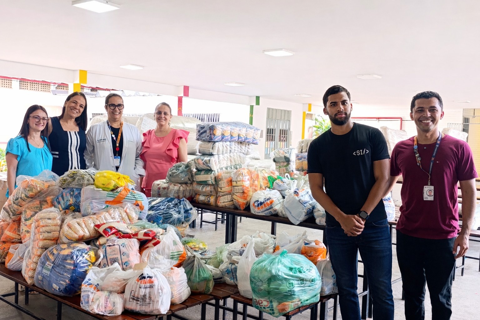 Ação solidária de universitários beneficia a APAE com 1 tonelada de alimentos