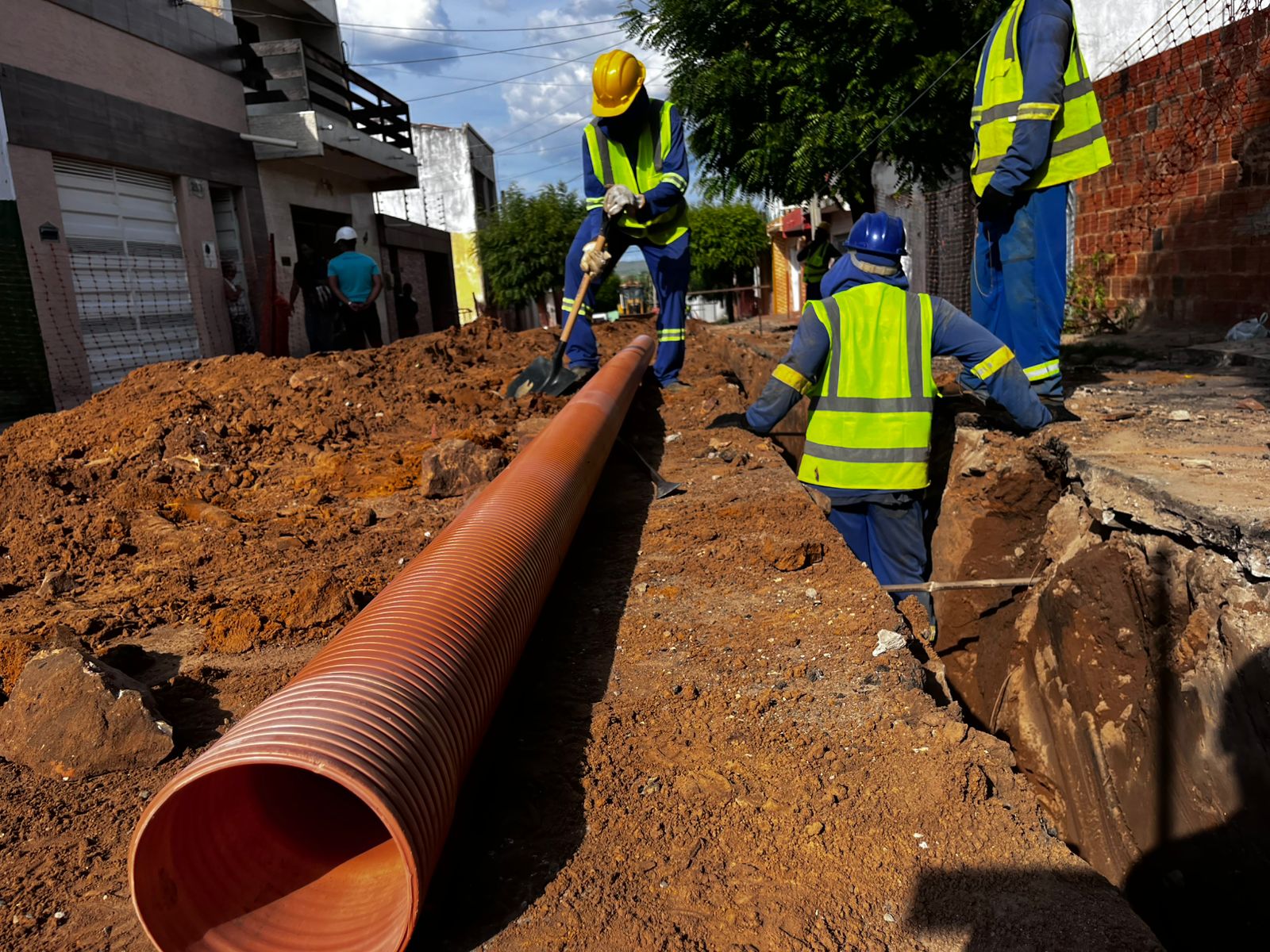 Obras de ampliação da rede de esgoto avançam em bairros do Crato; veja ruas contempladas