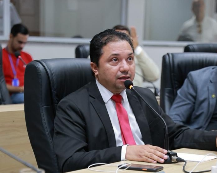 Vereador Raimundo Júnior cobra solução urgente para rua deteriorada que ameaça muro do CT do Icasa