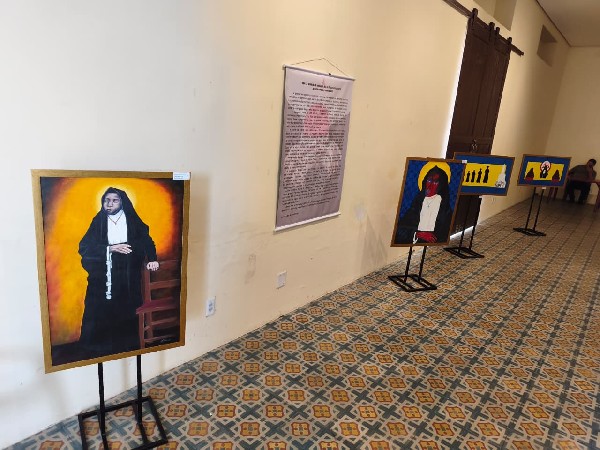 Centro Cultural Daniel Walker está com nova exposição sobre a Beata Maria de Araújo