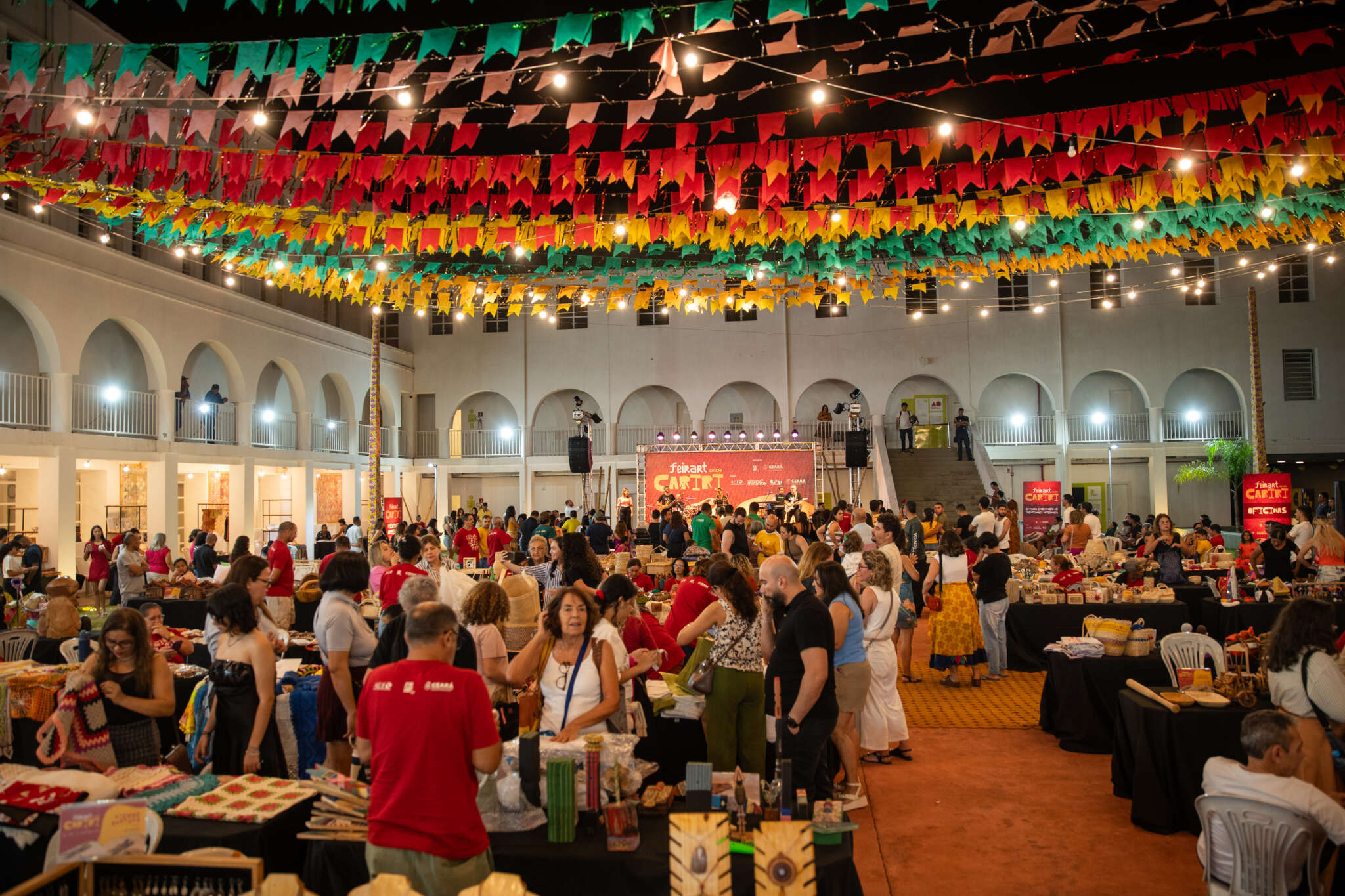Artesanato, cultura, oficinas e gastronomia se entrelaçaram na 66ª edição da Feira de Artesanato do Ceará (Feirart) – Cariri. O evento foi promovido pela Secretaria da Proteção Social (SPS), por meio da Central de Artesanato do Ceará (CeArt), e reuniu produções de 90 artesãos e entidades artesanais de diferentes regiões do estado. Na sábado, 07 de junho, a programação contou com a apresentação da Banda Cabaçal Santa Edwirgem, Simone Vox e Banda e a oficina de Artesanato Argila / Modelagem com Artesã Ivia Lopes. Crato, 07 de junho de 2025. Foto: Samuel Macedo.