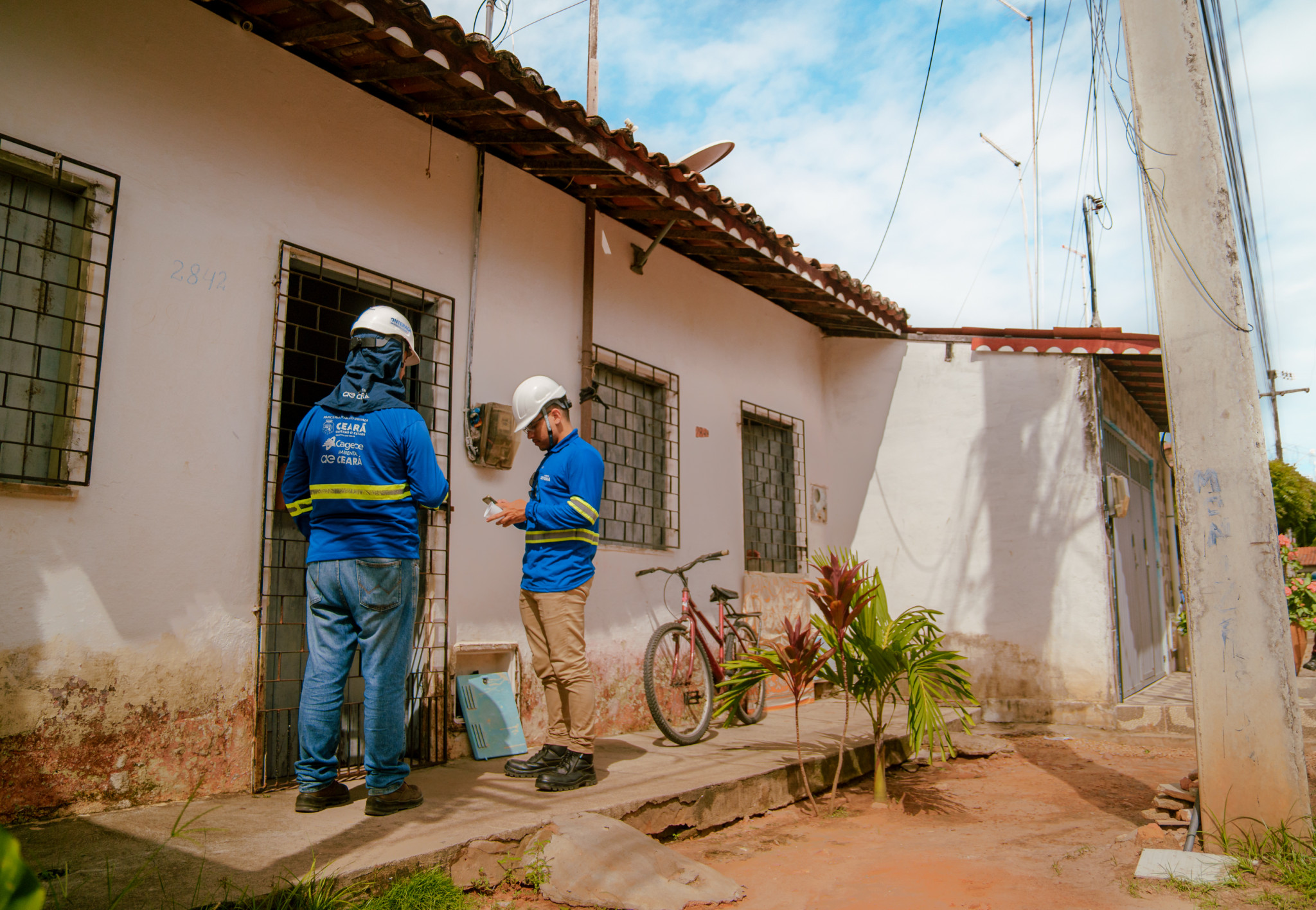 Cagece e Ambiental Ceará orientam população sobre ligações irregulares de água da chuva na rede de esgoto