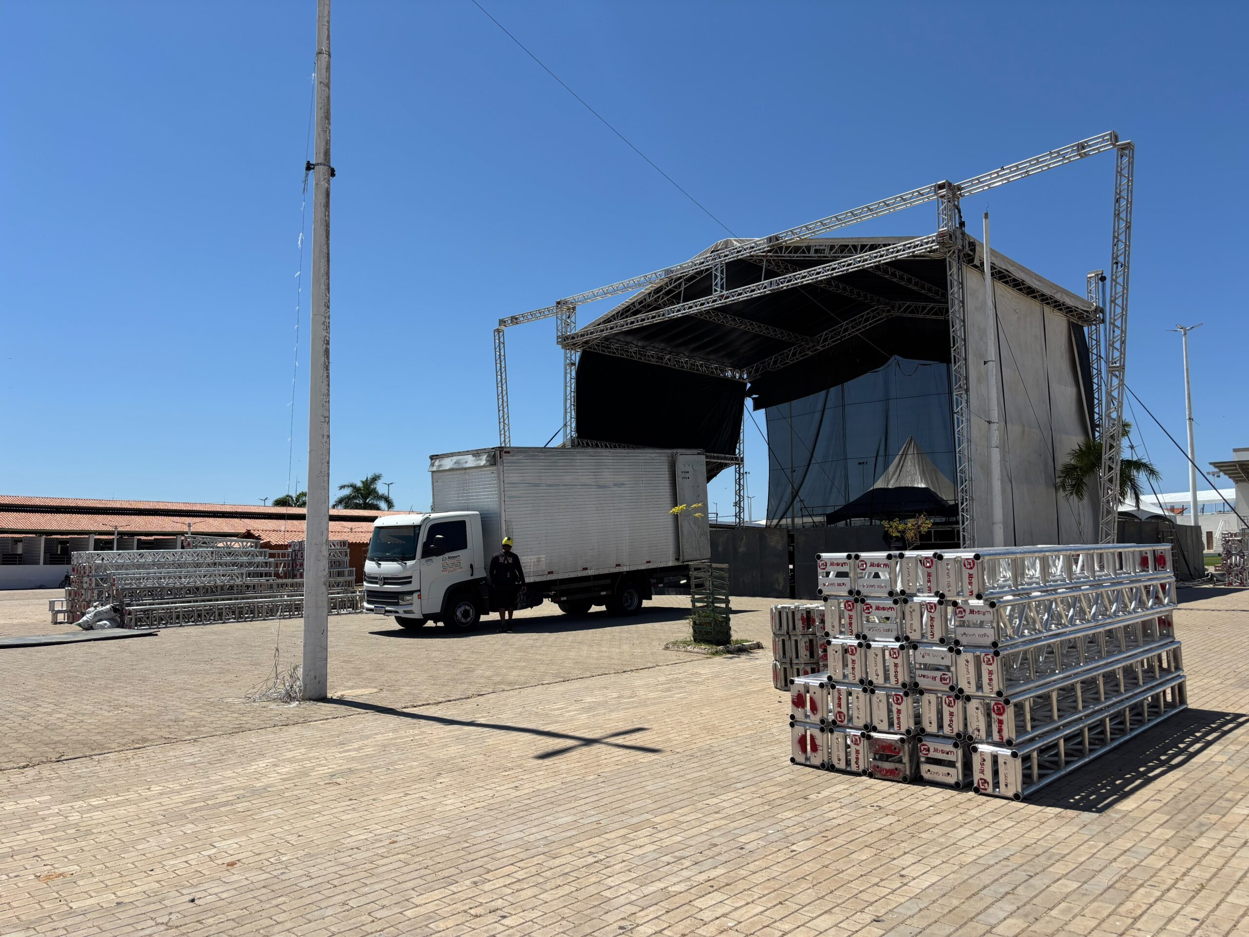 Estrutura da Expobrejo 2026 começa a ser montada no Parque de Eventos Mário Leite Tavares