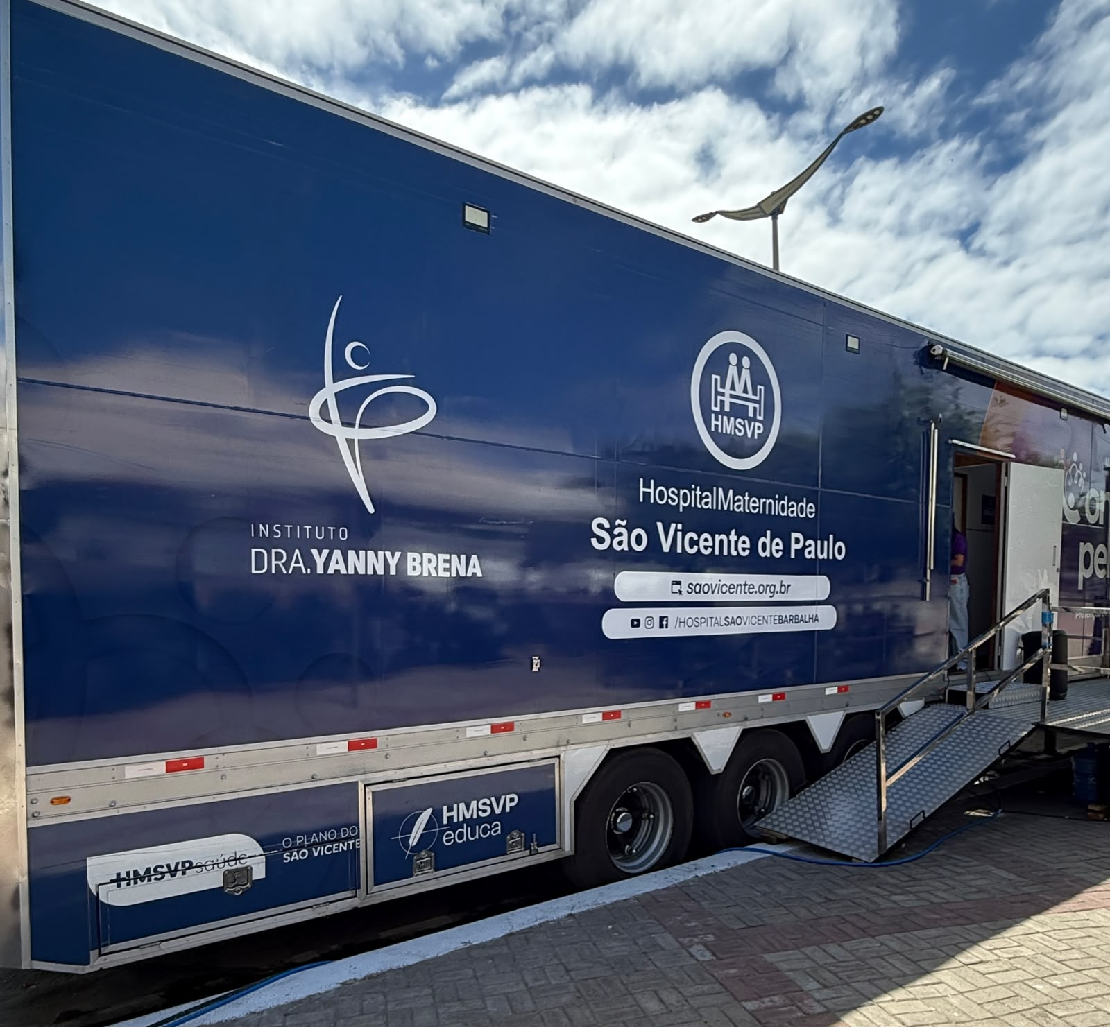 Instituto Dra. Yanny Brena promove ação de saúde com a Carreta Conectados Pela Cura em mais um bairro de Juazeiro do Norte