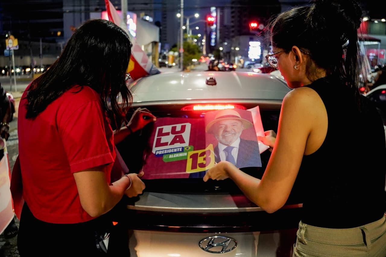 Fortaleza se avermelha com bandeiraços a favor do presidente Lula neste 13 de outubro