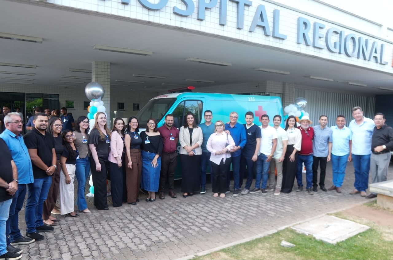Deputado Yury Bruno entrega duas novas ambulâncias ao Hospital Regional do Cariri