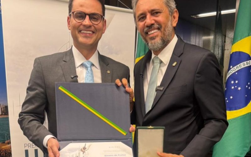 Yury do Paredão homenageia o governador Elmano por avanços no saneamento básico do Ceará