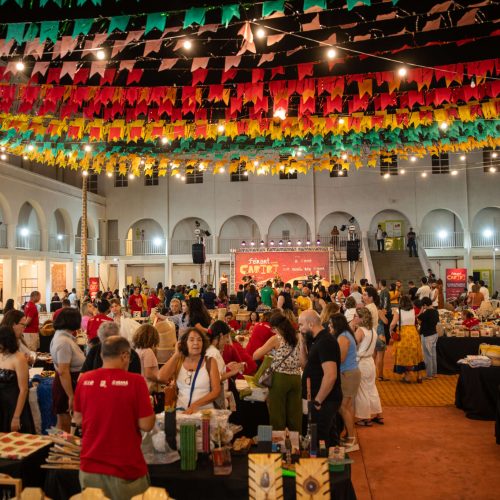 Artesanato, cultura, oficinas e gastronomia se entrelaçaram na 66ª edição da Feira de Artesanato do Ceará (Feirart) – Cariri. O evento foi promovido pela Secretaria da Proteção Social (SPS), por meio da Central de Artesanato do Ceará (CeArt), e reuniu produções de 90 artesãos e entidades artesanais de diferentes regiões do estado. Na sábado, 07 de junho, a programação contou com a apresentação da Banda Cabaçal Santa Edwirgem, Simone Vox e Banda e a oficina de Artesanato Argila / Modelagem com Artesã Ivia Lopes. Crato, 07 de junho de 2025. Foto: Samuel Macedo.
