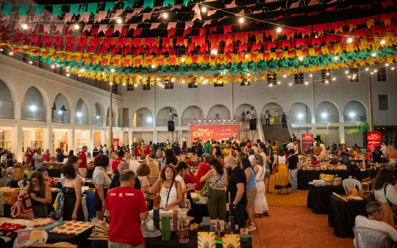 Artesanato, cultura, oficinas e gastronomia se entrelaçaram na 66ª edição da Feira de Artesanato do Ceará (Feirart) – Cariri. O evento foi promovido pela Secretaria da Proteção Social (SPS), por meio da Central de Artesanato do Ceará (CeArt), e reuniu produções de 90 artesãos e entidades artesanais de diferentes regiões do estado. Na sábado, 07 de junho, a programação contou com a apresentação da Banda Cabaçal Santa Edwirgem, Simone Vox e Banda e a oficina de Artesanato Argila / Modelagem com Artesã Ivia Lopes. Crato, 07 de junho de 2025. Foto: Samuel Macedo.