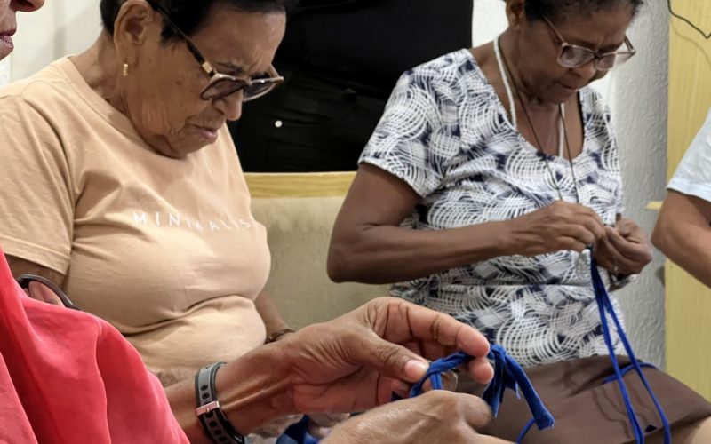 Parceria entre Ambiental Ceará, Ambiental Crato e ONG transforma uniformes antigos em bolsas e acessórios