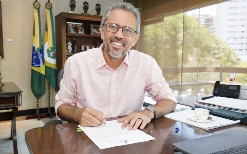 Governador Elmano de Freitas assina mensagem que autoriza doação de terreno para construção de Hospital Universitário da UFCA, no Cariri