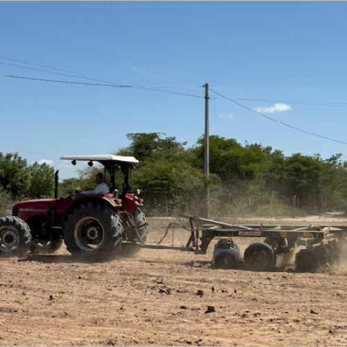 Crato inicia programa de aração e irá beneficiar mais de 250 produtores rurais