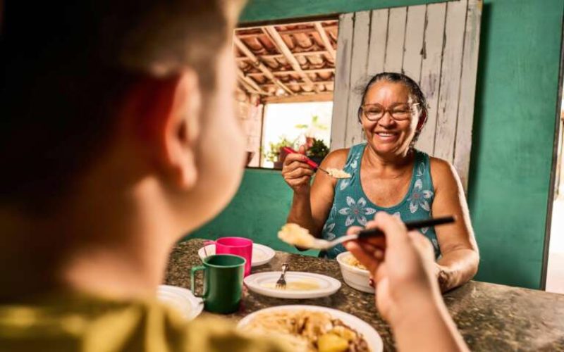 Mais de 624 mil cearenses superam a pobreza e a extrema pobreza em dois anos