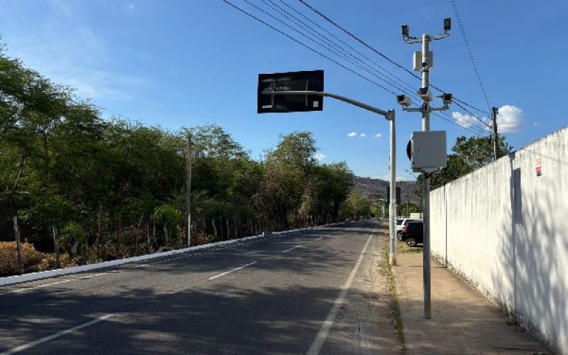 Radar eletrônico é instalado na Avenida do Agricultor para reforçar segurança viária