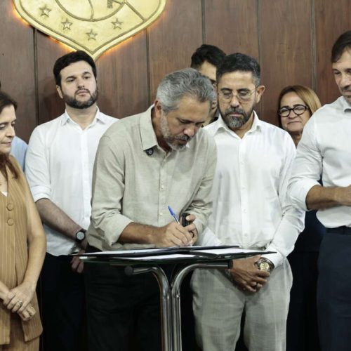 Governador Elmano de Freitas autoriza concurso público para 2 mil cargos de professores da rede estadual