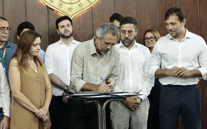 Governador Elmano de Freitas autoriza concurso público para 2 mil cargos de professores da rede estadual