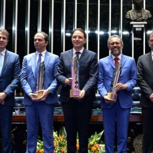 “O maior patrimônio de um povo está na capacidade de educar suas crianças”, diz Elmano ao receber comenda Alfabetização na Idade Certa