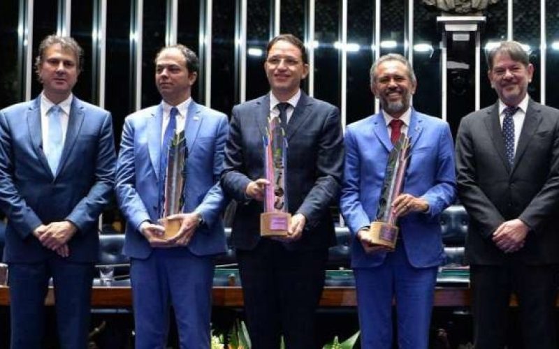 “O maior patrimônio de um povo está na capacidade de educar suas crianças”, diz Elmano ao receber comenda Alfabetização na Idade Certa