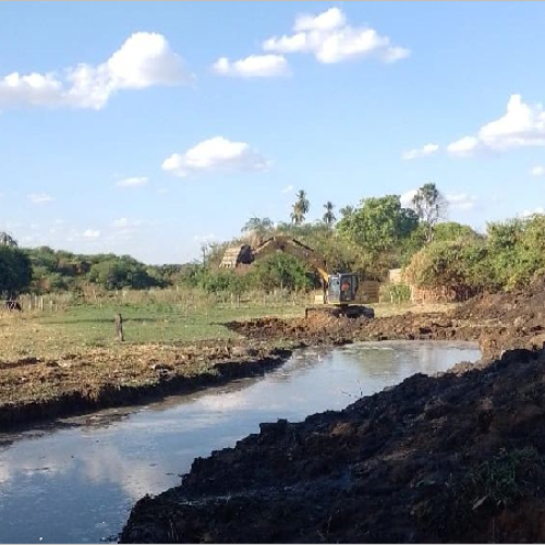 Juazeiro do Norte executa limpeza no Riacho do Tiradentes para fortalecer a manutenção da drenagem