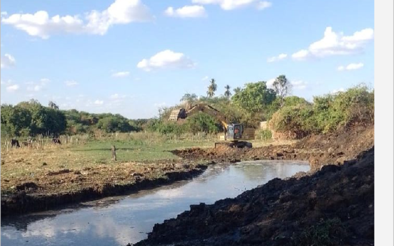 Juazeiro do Norte executa limpeza no Riacho do Tiradentes para fortalecer a manutenção da drenagem