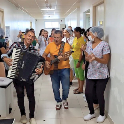 Ação com tema junino leva alegria e acolhimento a pacientes internados no Hospital Regional do Cariri