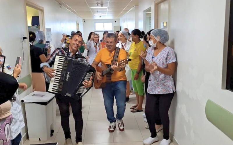 Ação com tema junino leva alegria e acolhimento a pacientes internados no Hospital Regional do Cariri