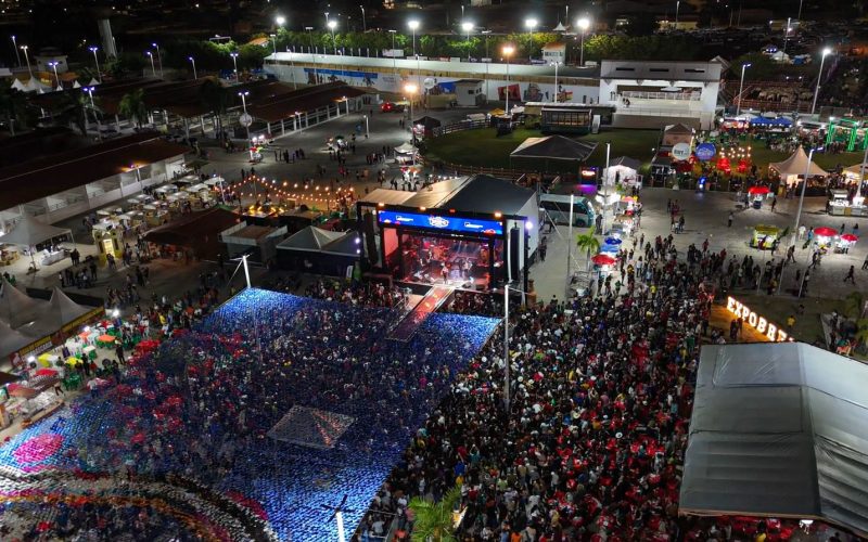 Abertura do Festival Expobrejo 2025 reúne milhares de vaqueiros e marca noite histórica em Brejo Santo
