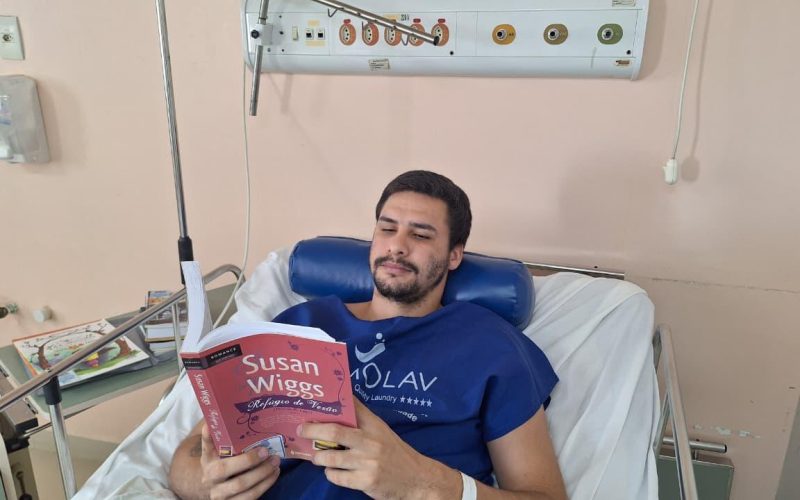 “Leitura em Movimento”: biblioteca itinerante do HRC incentiva hábito da leitura entre pacientes, acompanhantes e trabalhadores