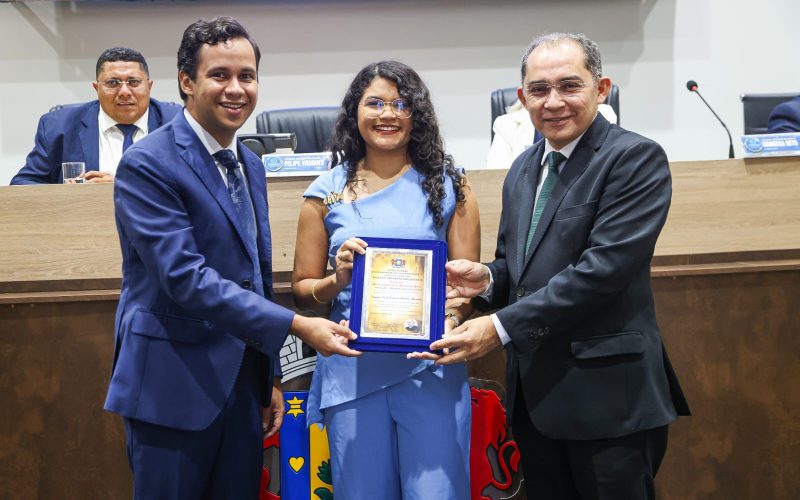 Câmara de Juazeiro homenageia aprovada no CACD e aprova criação da Sala Lilás nas unidades de urgência e emergência