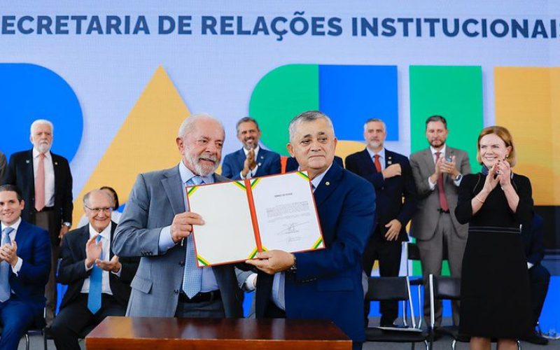 José Guimarães é empossado ministro das Relações Institucionais