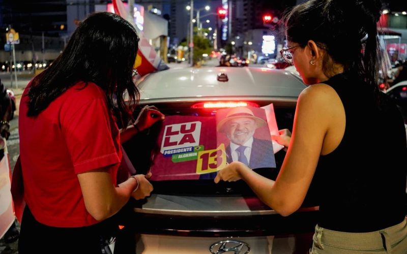 Fortaleza se avermelha com bandeiraços a favor do presidente Lula neste 13 de outubro