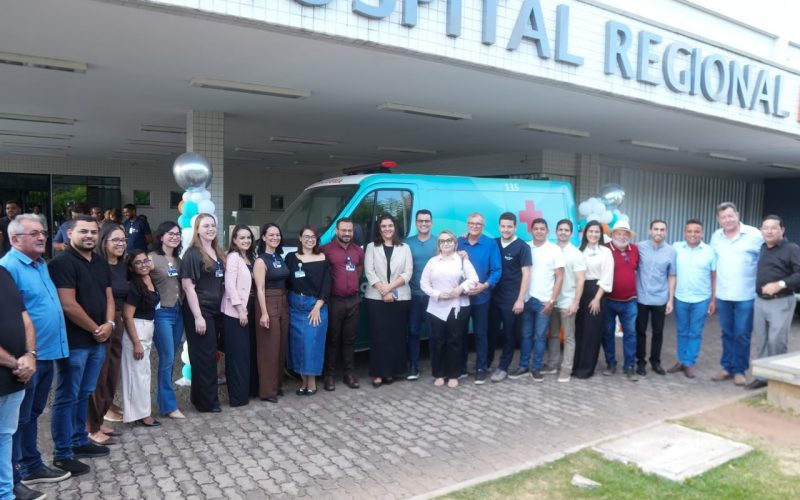 Deputado Yury Bruno entrega duas novas ambulâncias ao Hospital Regional do Cariri