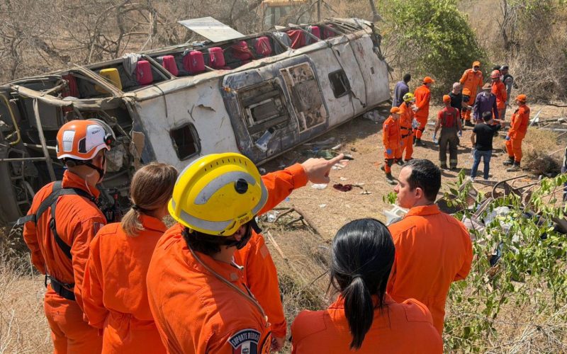 Acidente com ônibus de romeiros que voltavam de Juazeiro do Norte deixa 15 mortos em Alagoas