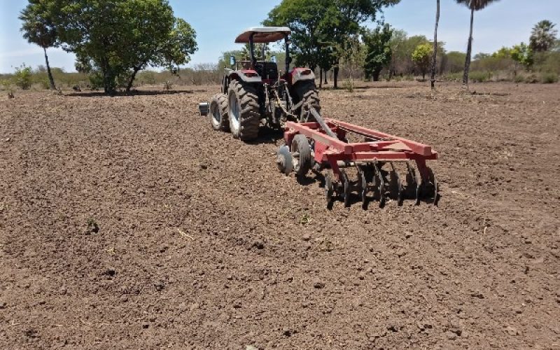 Parceria garante equipamentos e amplia Programa de Aração de Terras, em Juazeiro do Norte