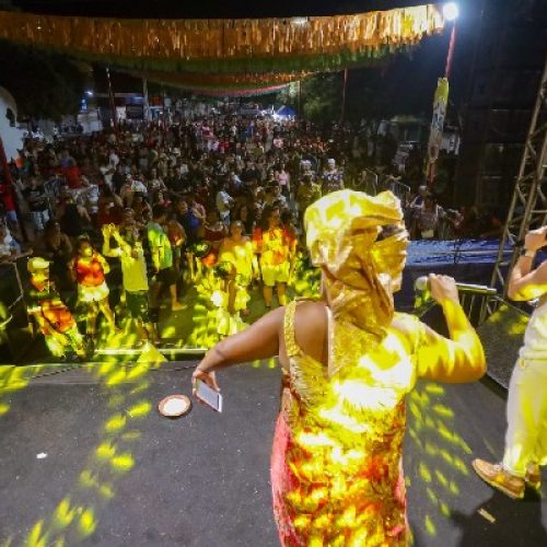Penúltimo dia do FesteJuá leva escolas de samba e tradição afro-brasileira à Avenida