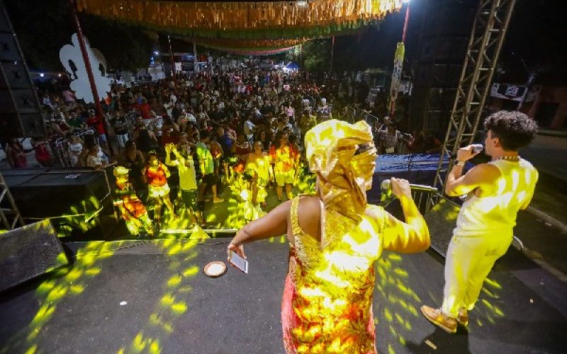 Penúltimo dia do FesteJuá leva escolas de samba e tradição afro-brasileira à Avenida