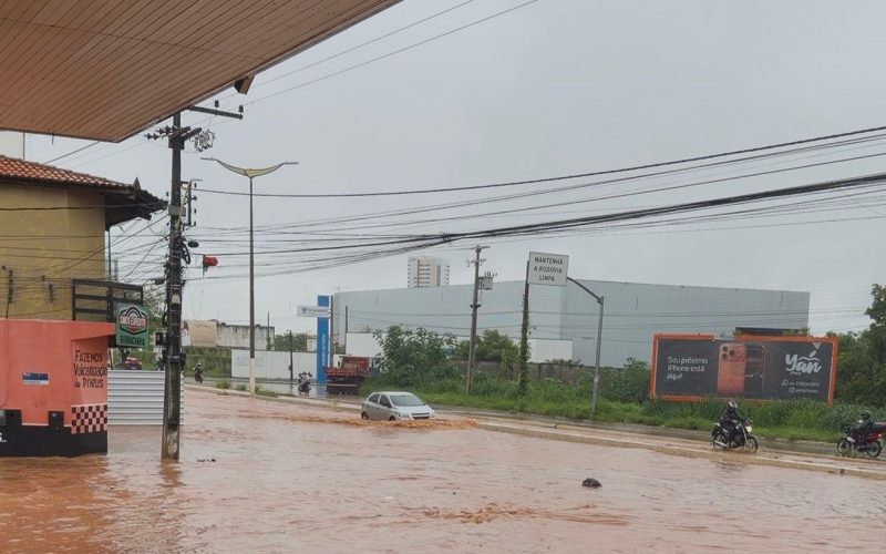 Chuva de 59 mm provoca alagamentos e paralisa trânsito em Juazeiro do Norte