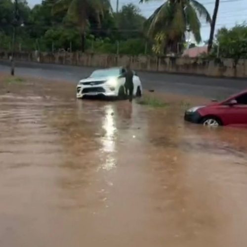 Chuva provoca alagamentos na Avenida Leão Sampaio em Juazeiro do Norte, neste domingo (18)