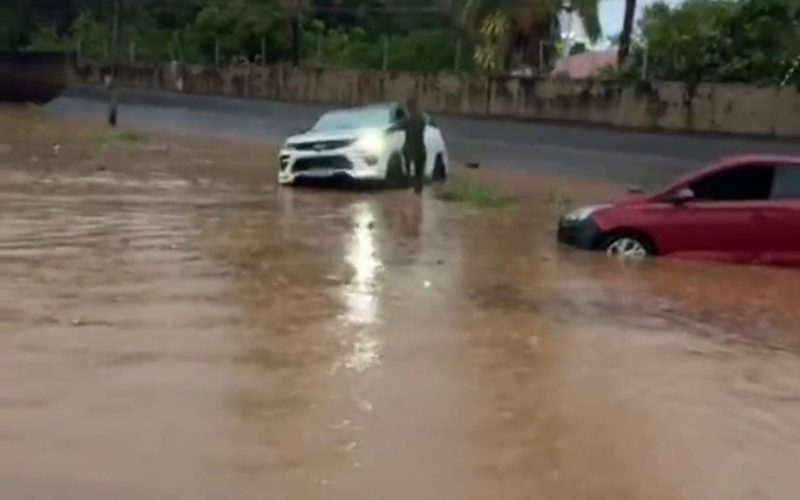 Chuva provoca alagamentos na Avenida Leão Sampaio em Juazeiro do Norte, neste domingo (18)
