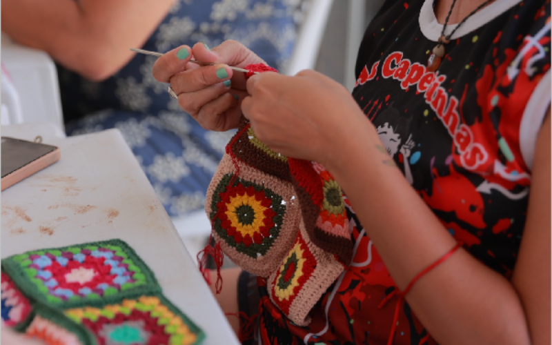 Curso de Bordado Ponto Cruz valoriza saberes artesanais no Centro Maria Cândido