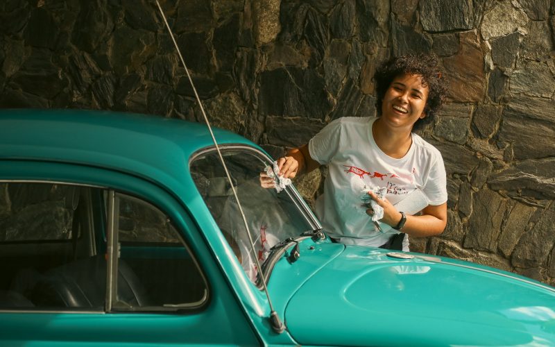 Produtora multimídia Dalila da Silva media oficina audiovisual em Santana do Cariri, nos dias 15 e 16 de novembro