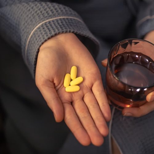 Os riscos de misturar álcool com medicamentos