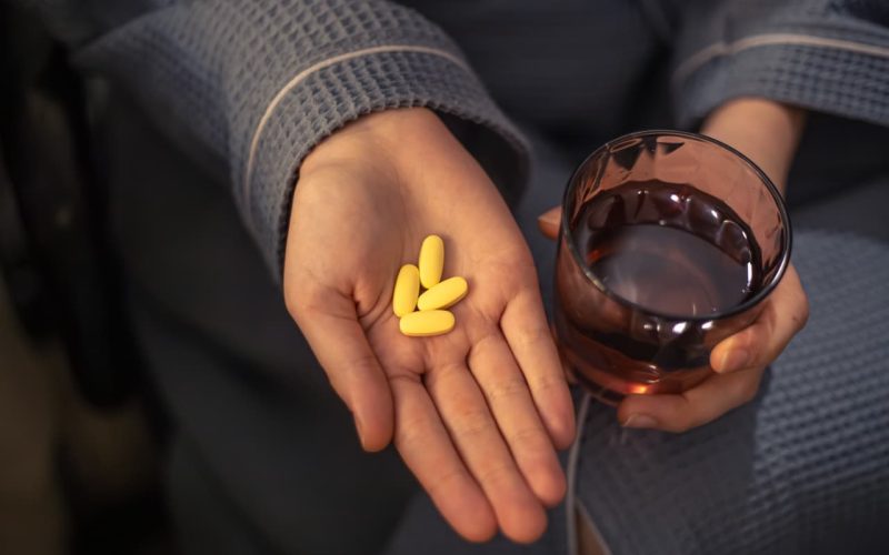 Os riscos de misturar álcool com medicamentos