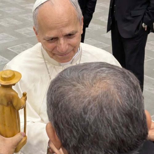 Deputado Guimarães entrega estátua de Padre Cícero ao papa Leão XIV e pede celeridade na canonização