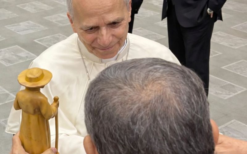 Deputado Guimarães entrega estátua de Padre Cícero ao papa Leão XIV e pede celeridade na canonização