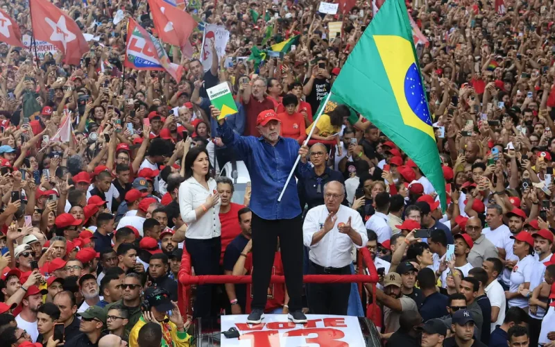 Lula é reeleito presidente do Brasil em virada histórica