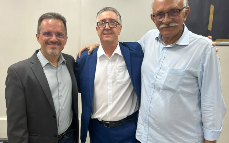 Prefeito André Barreto empossa Raimundo Feitosa Brilhante na presidência da SAAEC