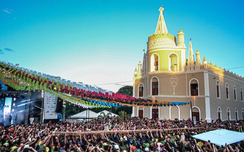 Cortejo cultural, tradição e identidade: o dia do Pau da Bandeira movimenta Barbalha