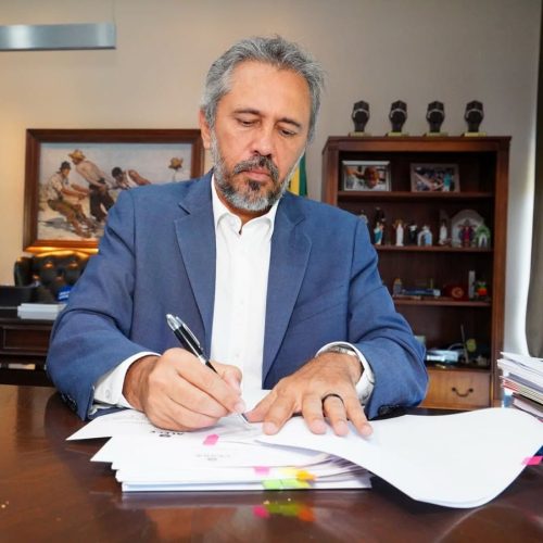 Governador Elmano de Freitas decreta ponto facultativo para o dia 26 de dezembro